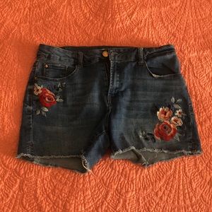 Jean shorts. Brand Kensie. Size 29. With flower on